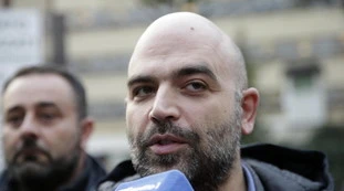 Saviano paladino dei fannulloni: "L'orrore del profitto e della fatica"