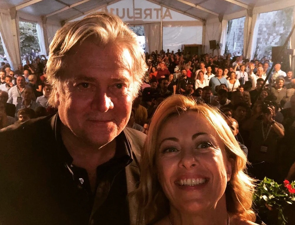 Giorgia Meloni, dichiarazione di guerra all'Europa: il selfie con Steve Bannon ad Atreju