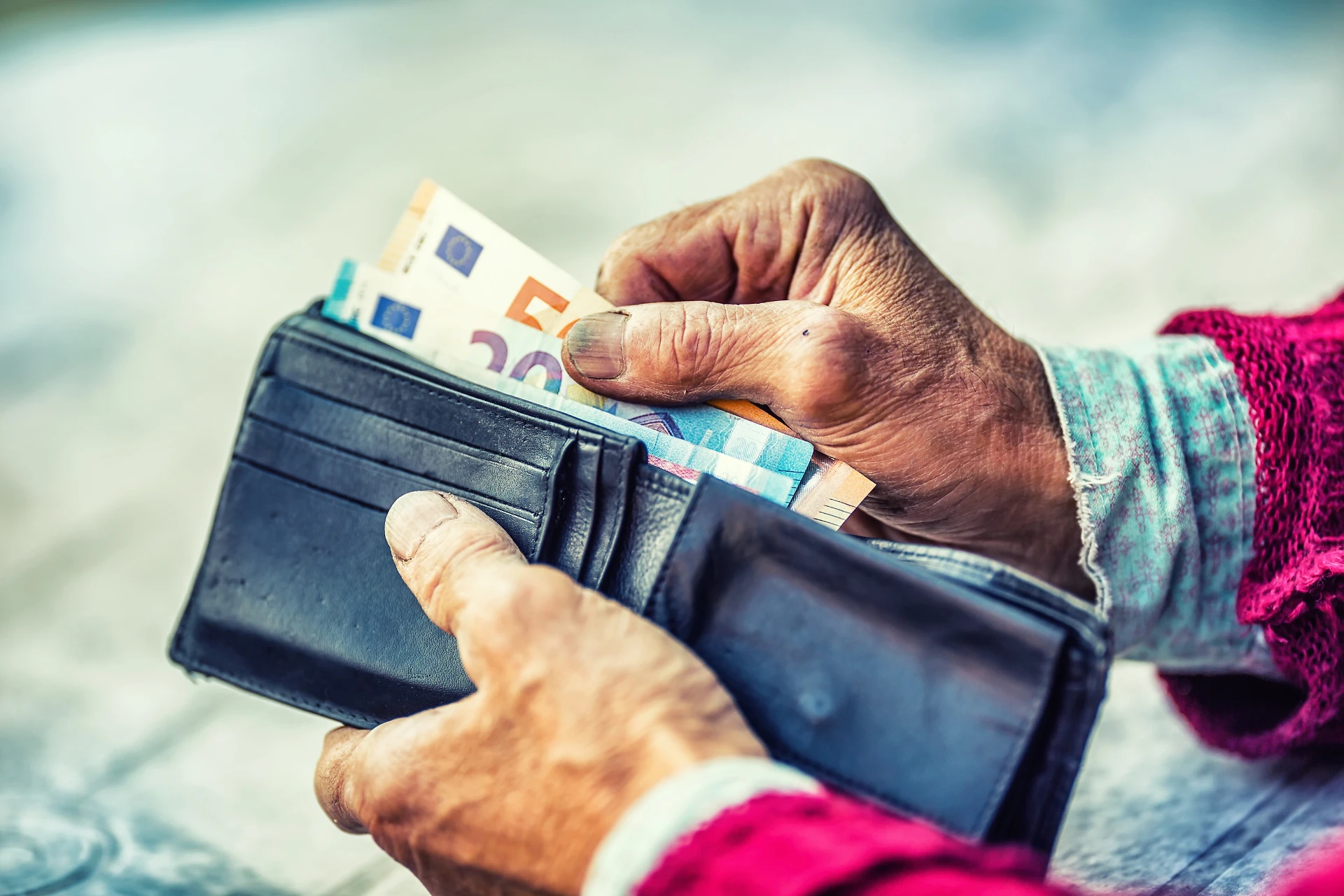 Pensioni, oggi scatta la rapina: il taglio al tuo assegno, quanti soldi perdi da subito