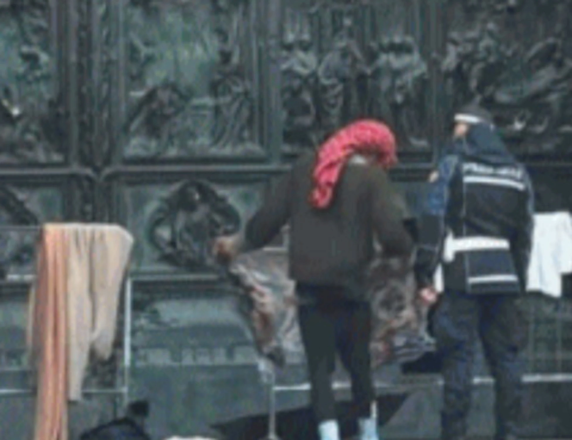 Milano come un suk: stendono i panni davanti al Duomo