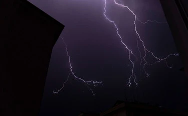 Meteo, Ferragosto di fuoco e poi ribaltone: precipitano le temperature di 10 gradi
