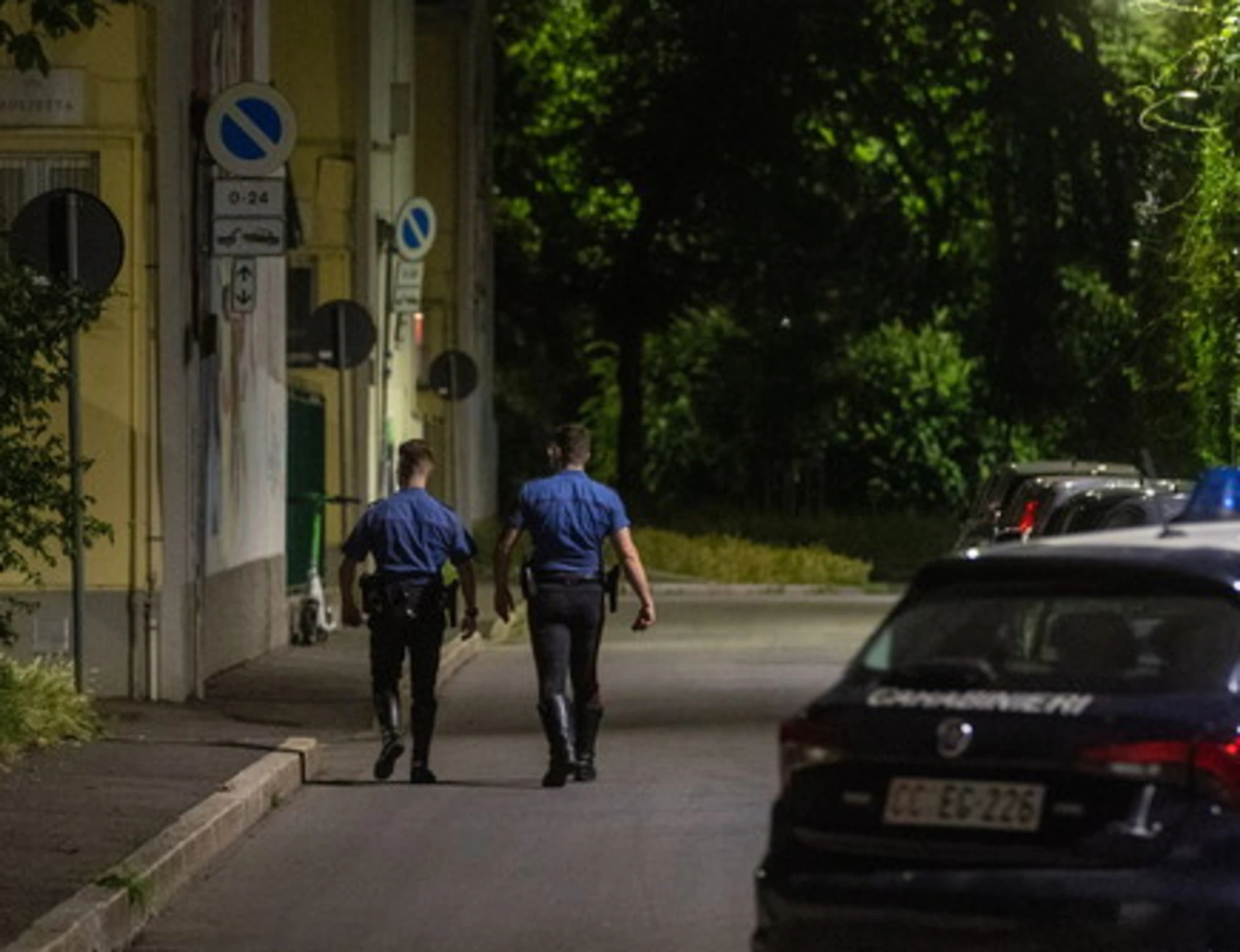 Pavia, tunisino irrompe a una festa di compleanno con ascia e coltello: finisce male