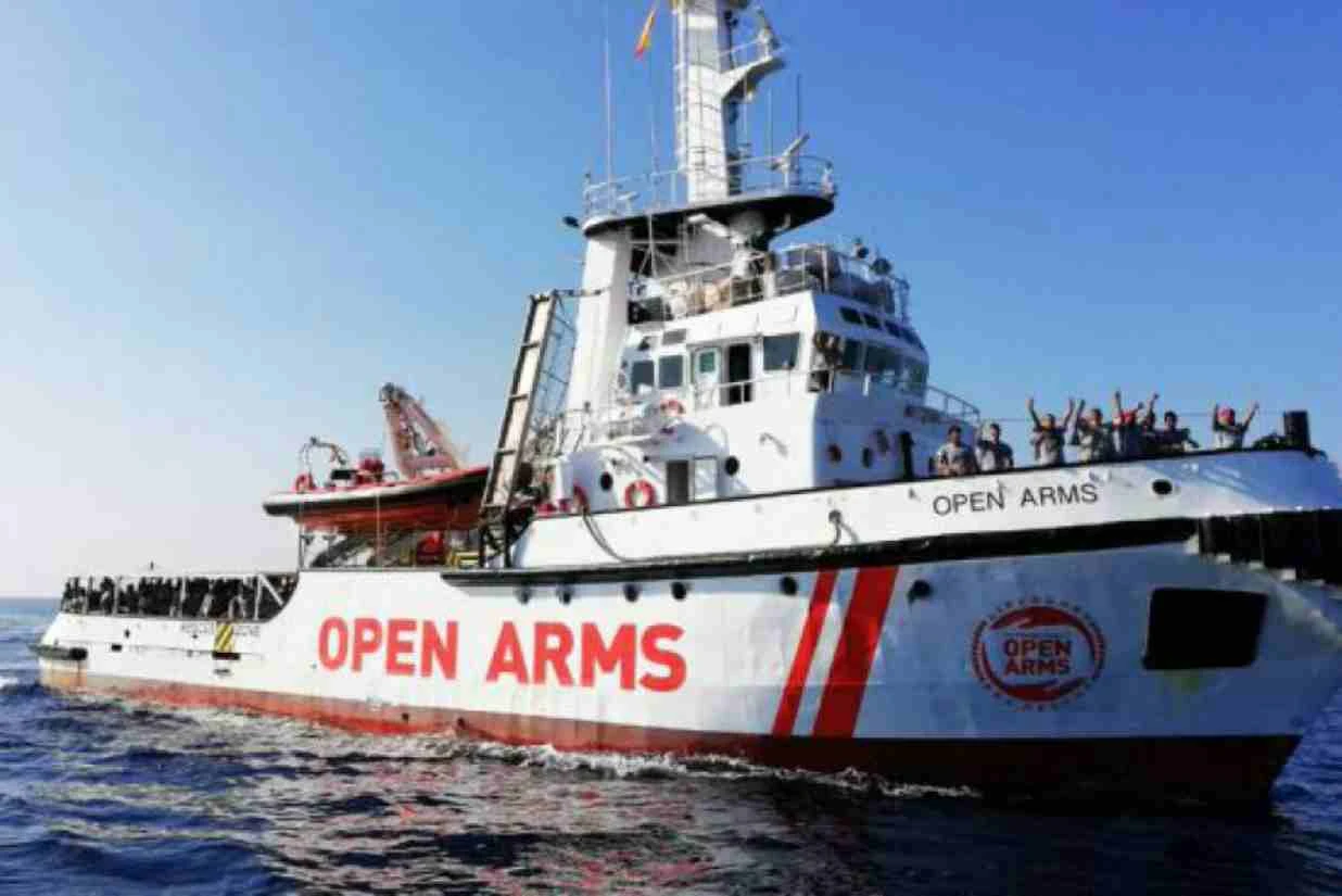 Ci risiamo,  Open Arms chiede di far sbarcare 121 migranti in Italia o a Malta