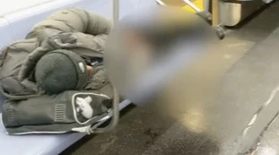 New York, giù i pantaloni e la fa in metro. E gli altri passeggeri... un video terrificante