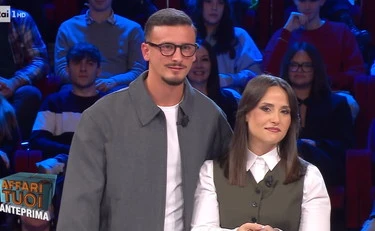 Affari tuoi, De Martino manda in tilt il fidanzato di Teresa con una domanda: "Ehm..."