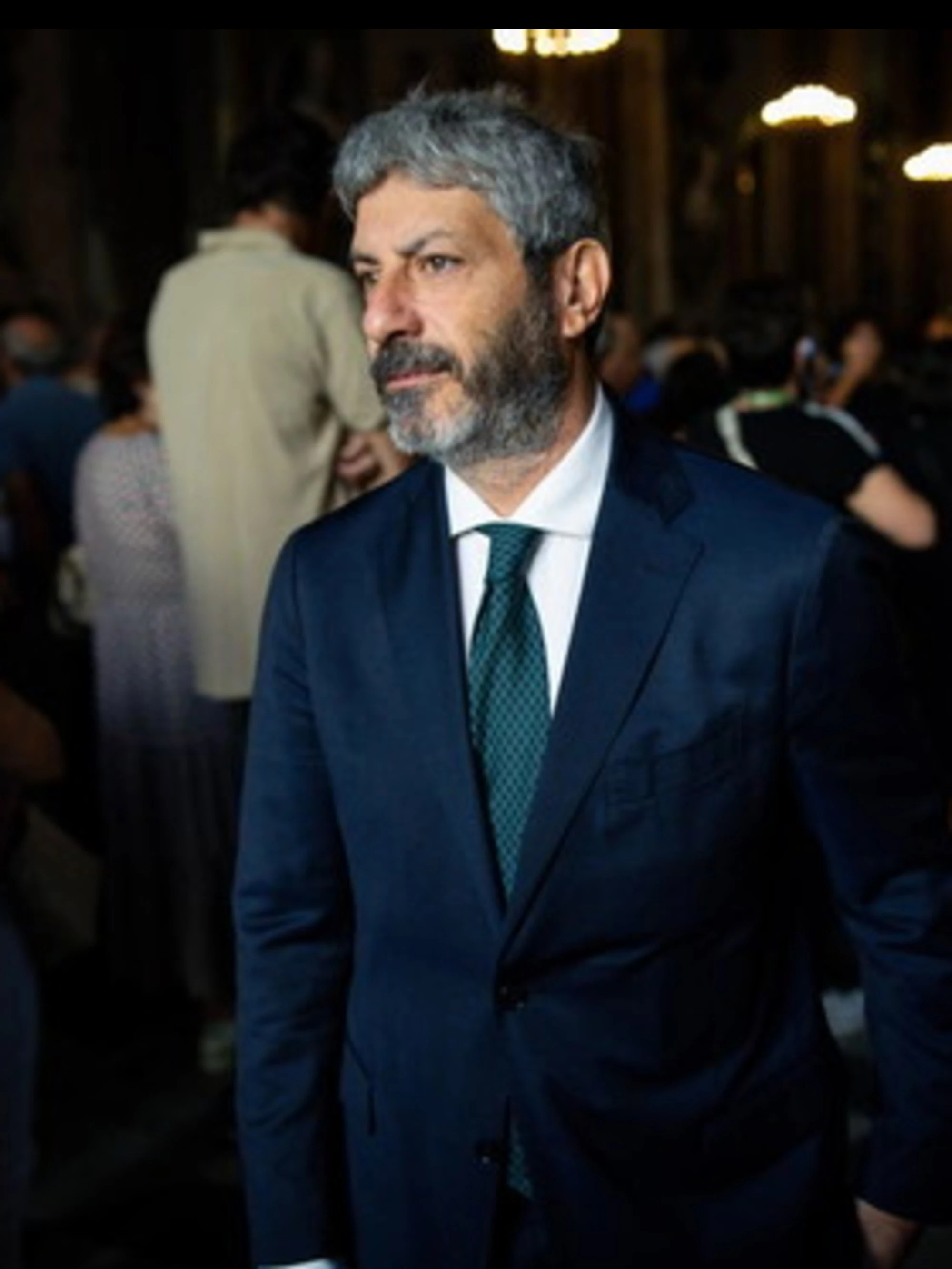 Roberto Fico disperato: accende un cero per trovare candidati