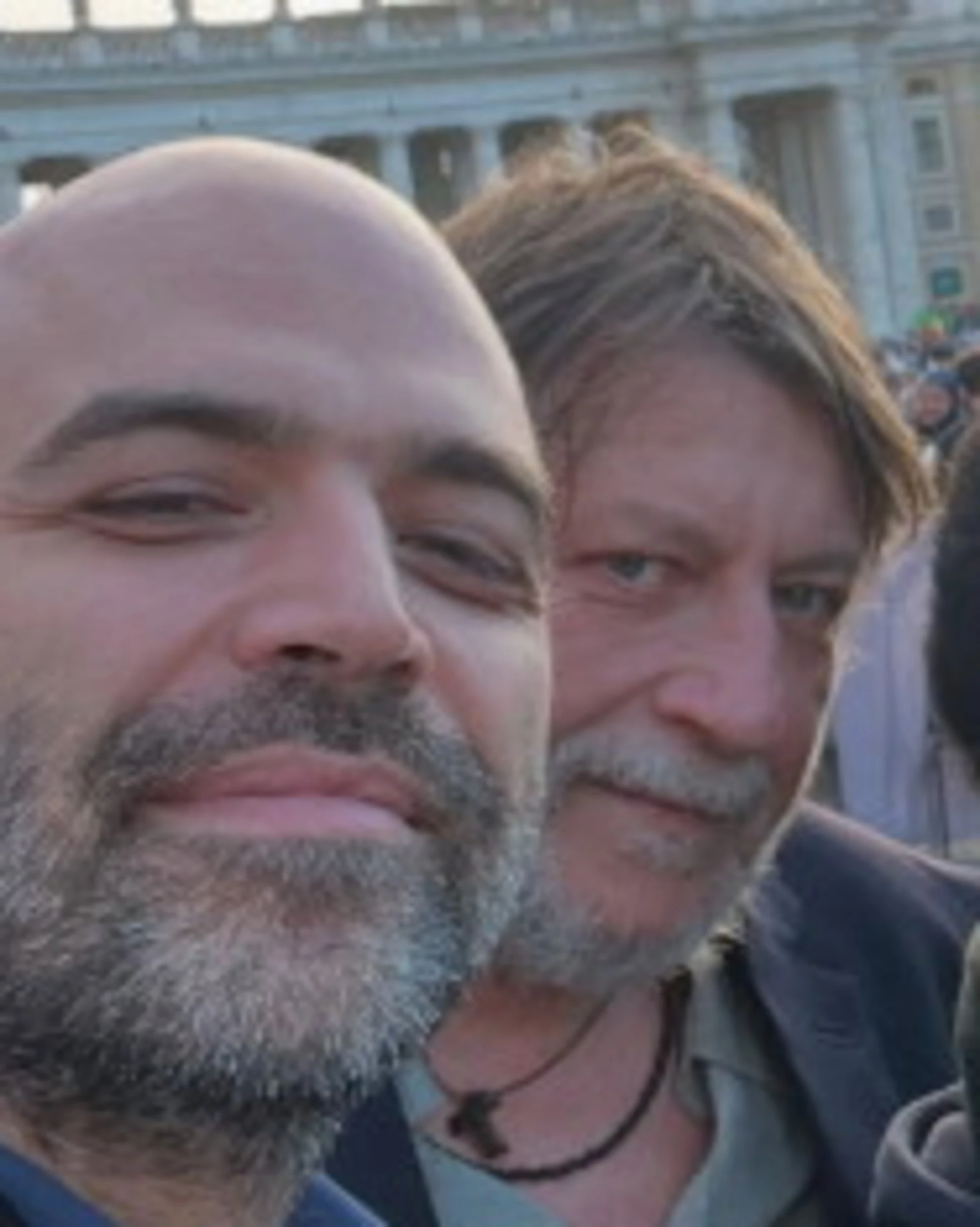 Papa Francesco, Saviano e Casarini in piazza San Pietro: selfie senza vergogna