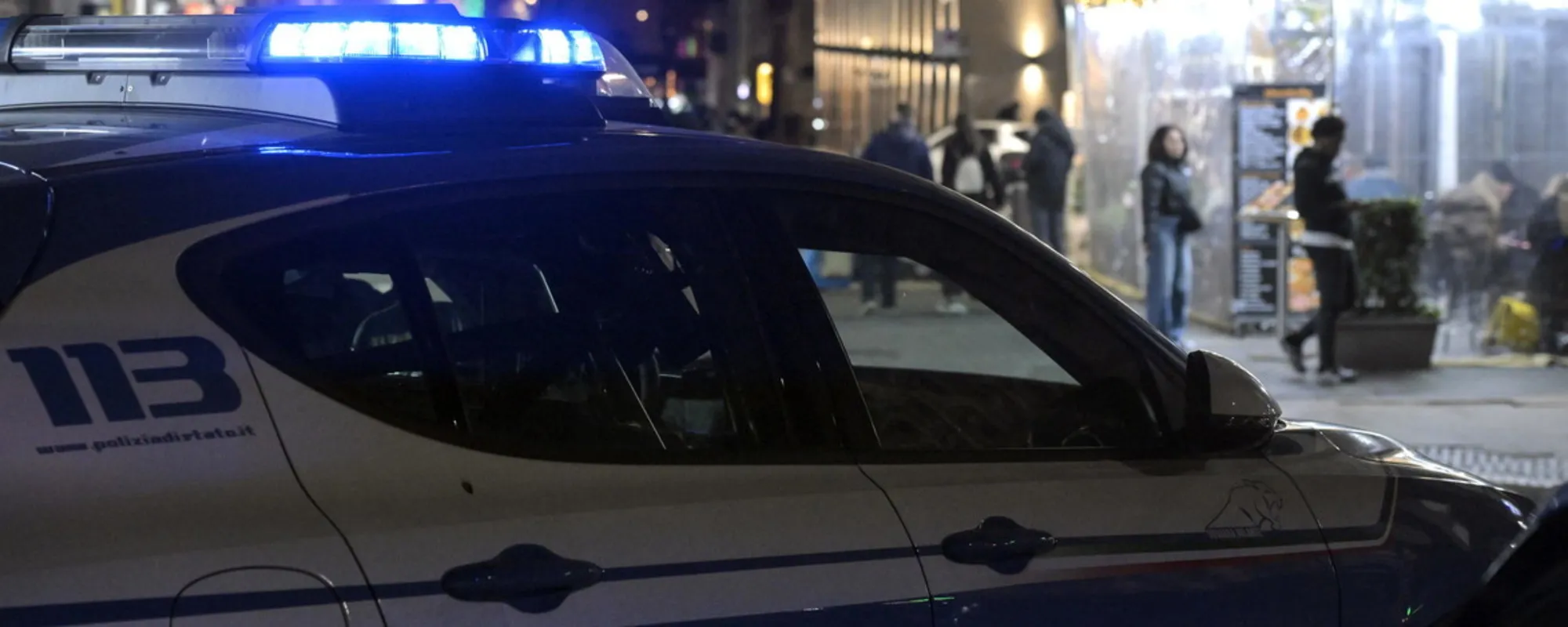 Distrugge un'auto e aggredisce i poliziotti,  extracomunitario semina il panico