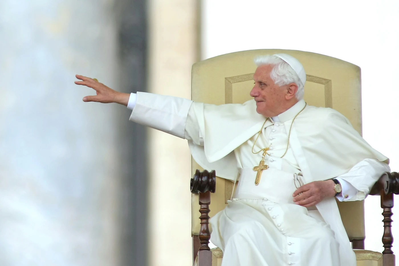 Papa Francesco, il monito di Ratzinger: "Il celibato dei sacerdoti è indispensabile, non posso tacere"