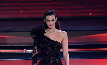 Vittoria Ceretti, il vestito è trasparente: scandalo sul red carpet