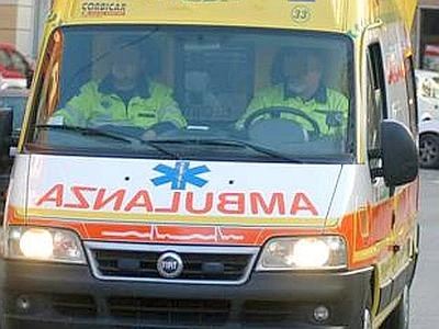 Napoli, ambulanza bloccata da bancarelle Sessantenne muore dopo un malore