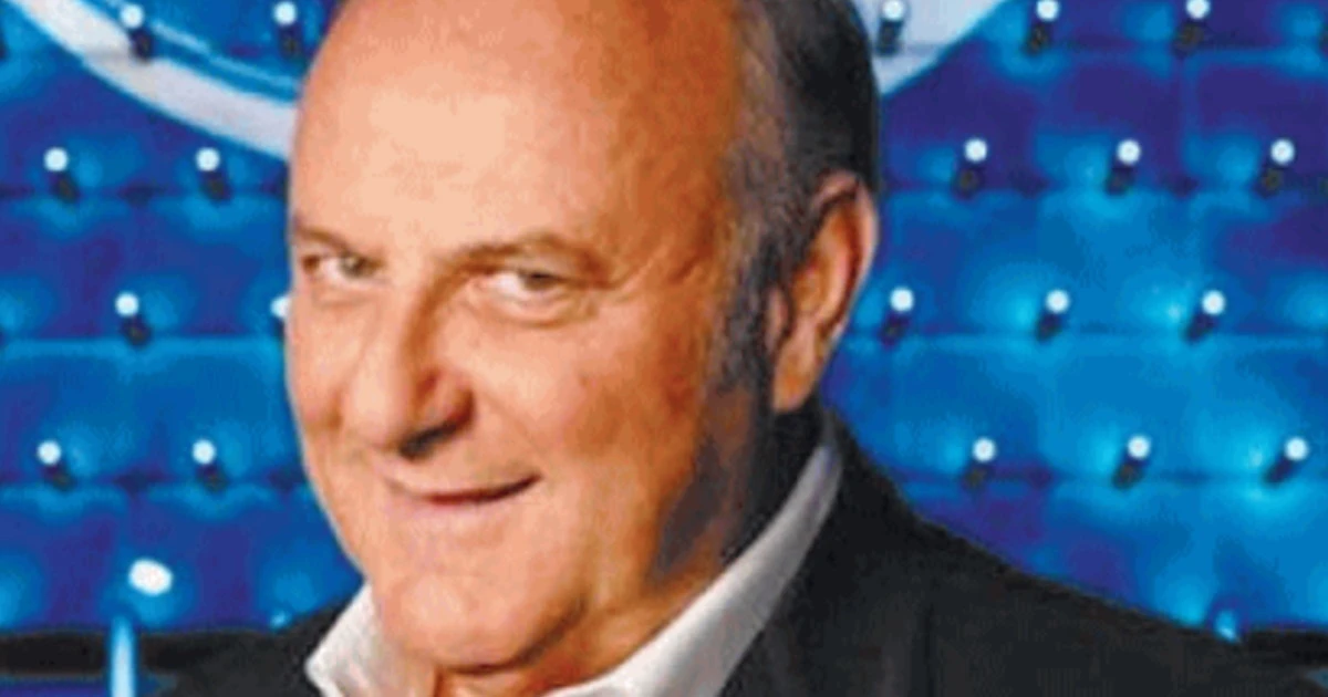 Gerry Scotti entra in casa tua vestito da Babbo Natale: l'ultima geniale trovata