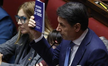 FdI umilia Conte con una foto: "Il finale di questo libro lo hanno scritto gli italiani"