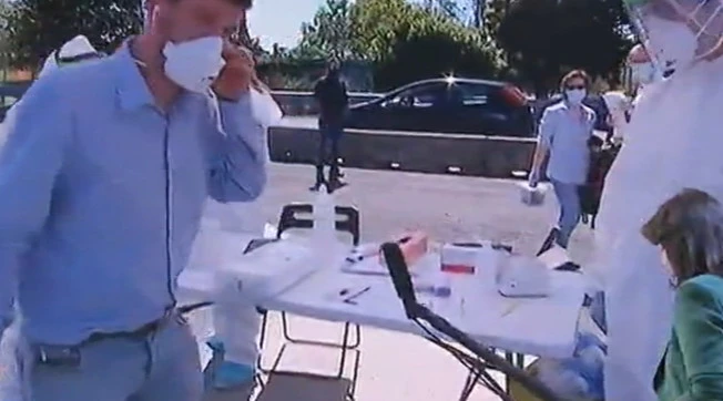 Tagadà, controlli al casello autostradale di Napoli: 16 positivi al test rapido sul coronavirus, 1 ogni 4 persone. Sconcerto in diretta