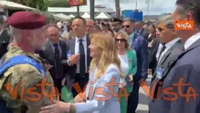'Grande Giorgia,' il saluto della folla mentre Meloni va via da Fori Imperiali