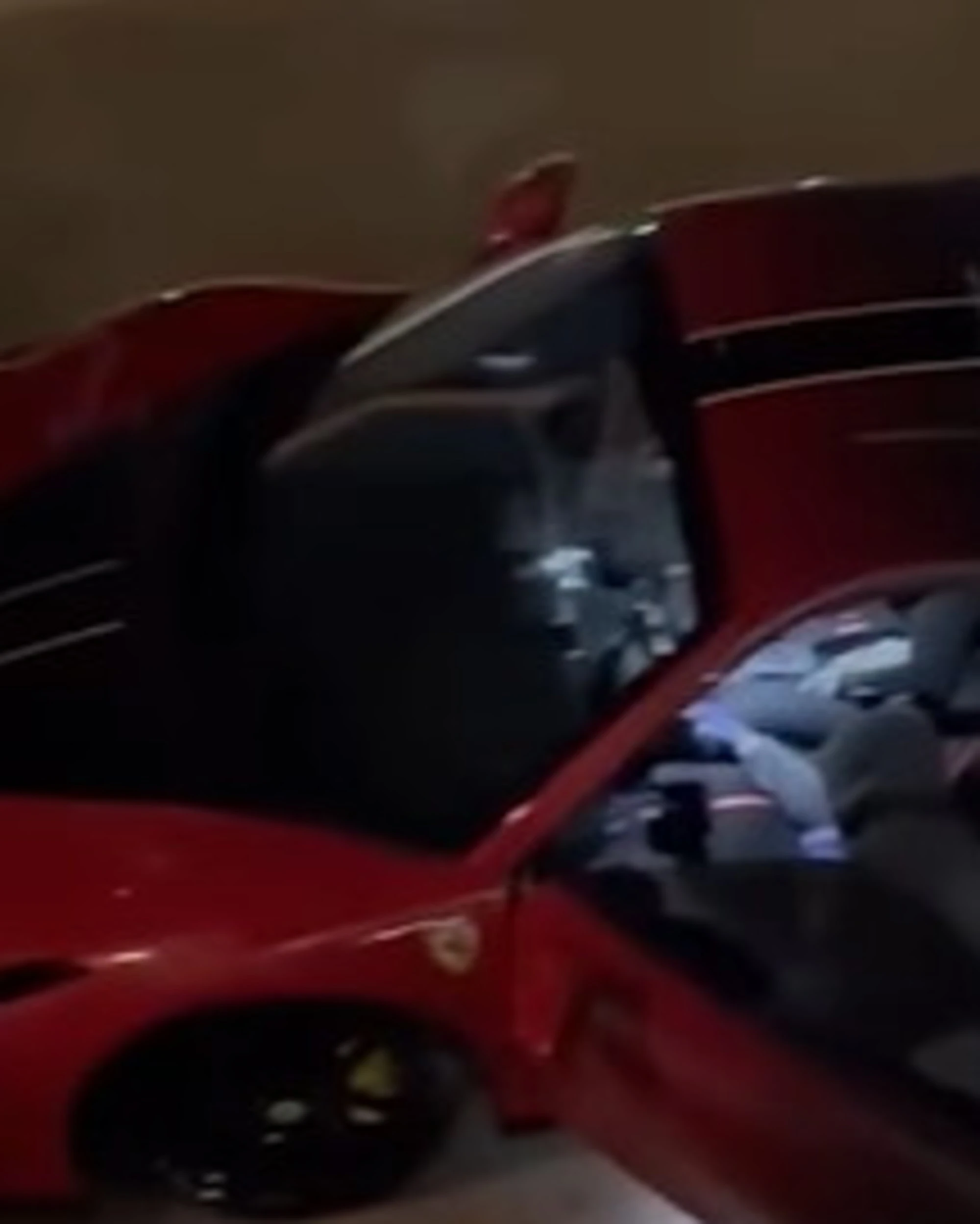 Napoli, provano a rubare una Ferrari: l'assalto al palazzo con le spranghe