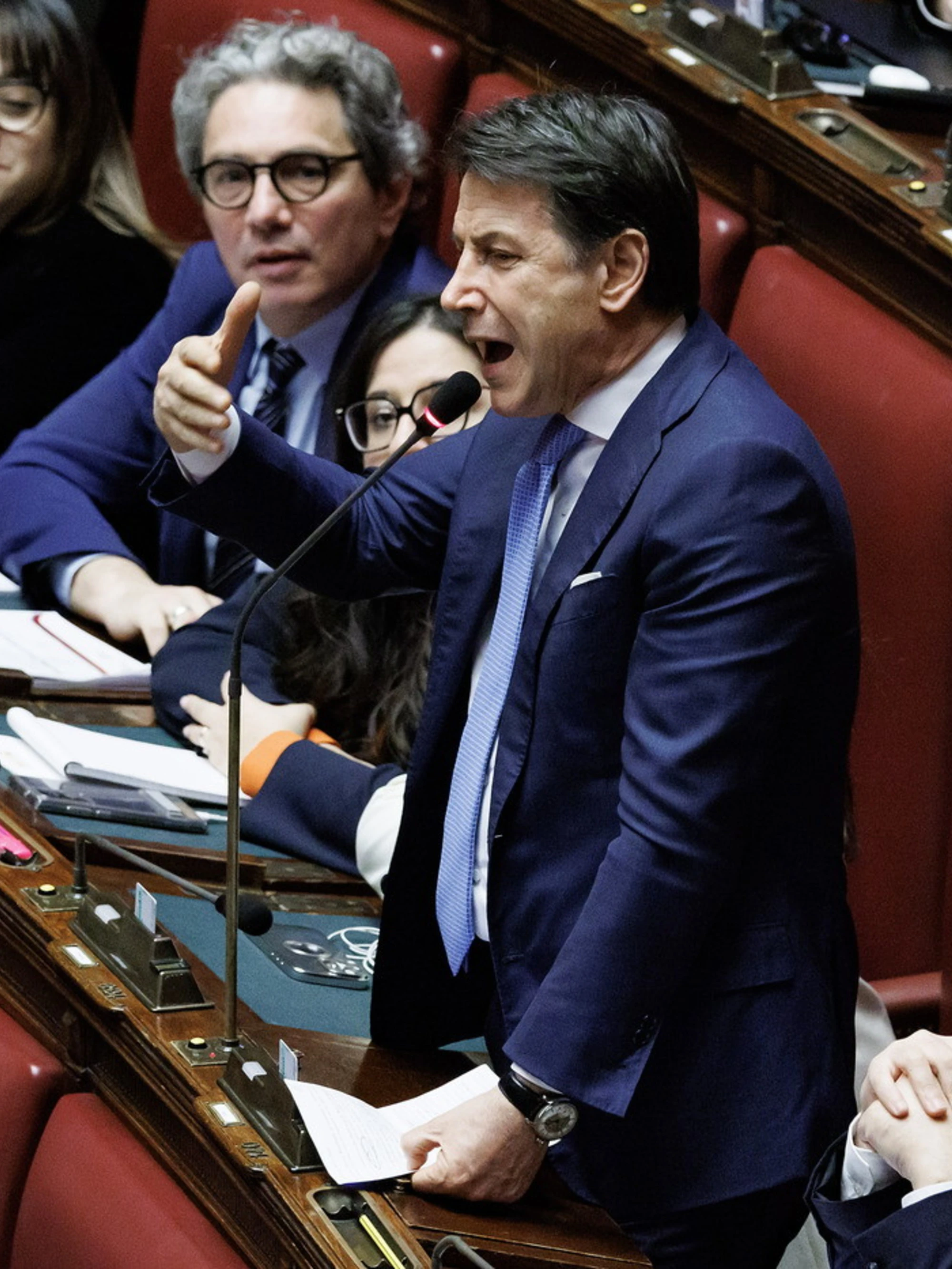 Giuseppe Conte, insulti in Aula: "Meloni? Pensavamo fosse un ologramma. Siete il nulla che si mangia il Paese". Furia-FdI