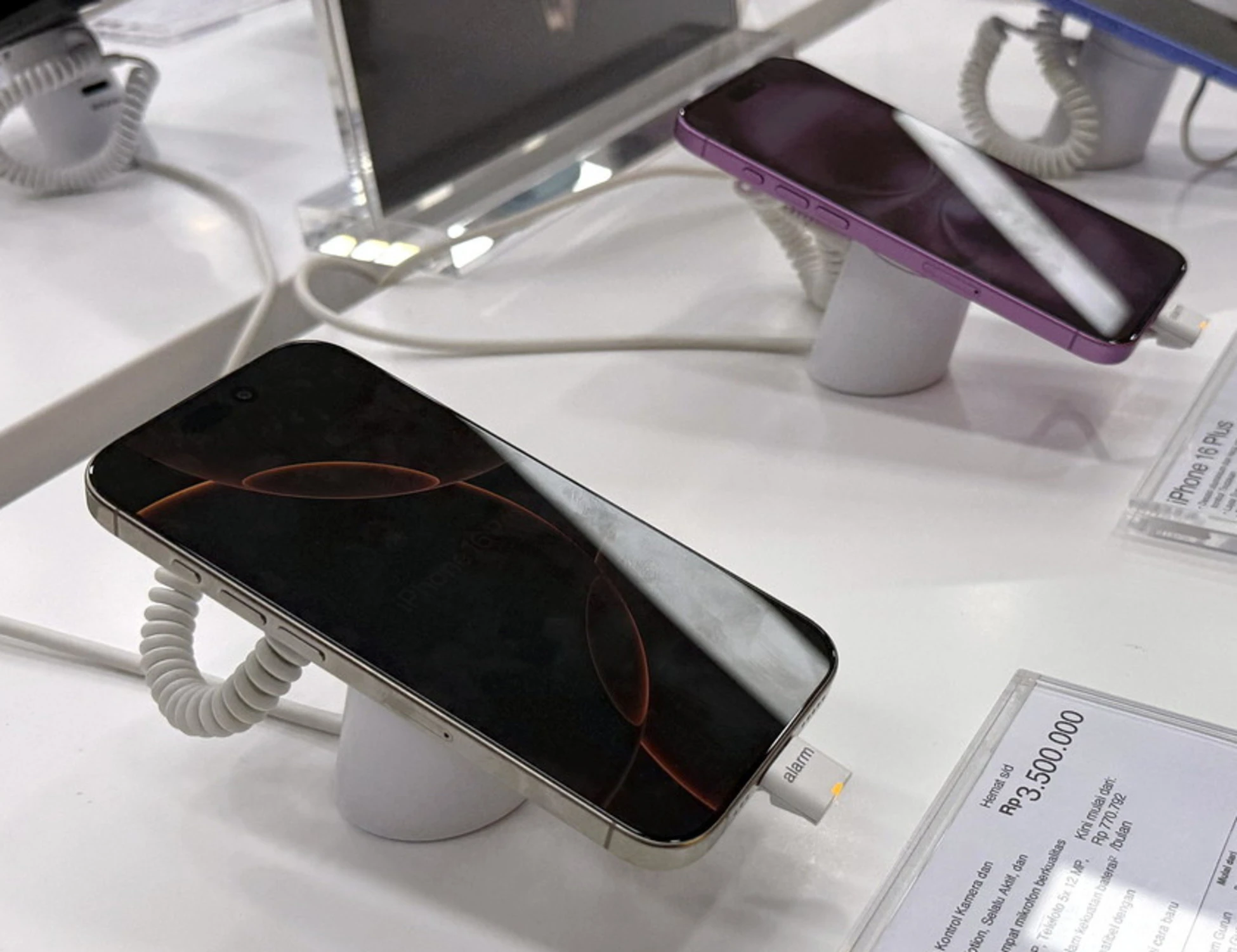 Apple in caduta libera, cosa sta succedendo agli iPhone