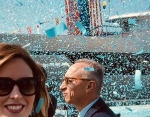 Maria Elena Boschi stile Melania Trump: "Roba a ricchi?". Sullo yacht, mai vista così