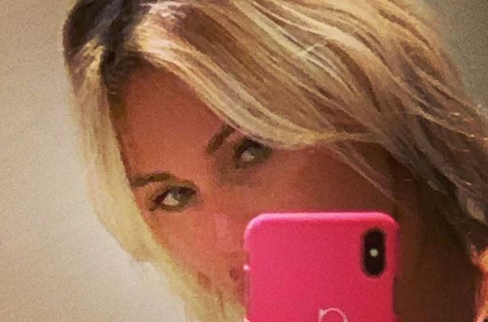 Ciao Darwin, la moglie di Bonolis massacrata per una foto: "E quel poveretto? Vergognati"