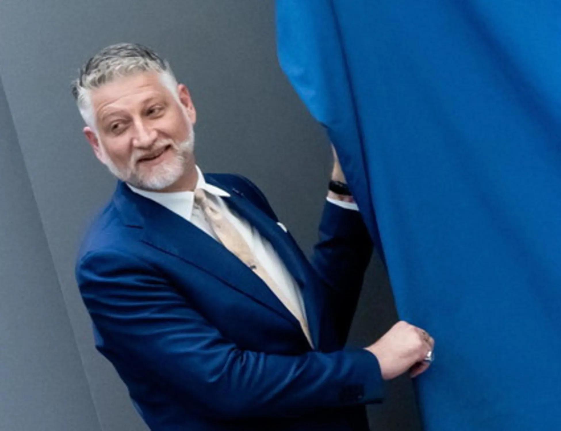 Leggi l'articolo: "Se n'è ghiuto, E...". Montanari si dimette (e Giuli lo irride)