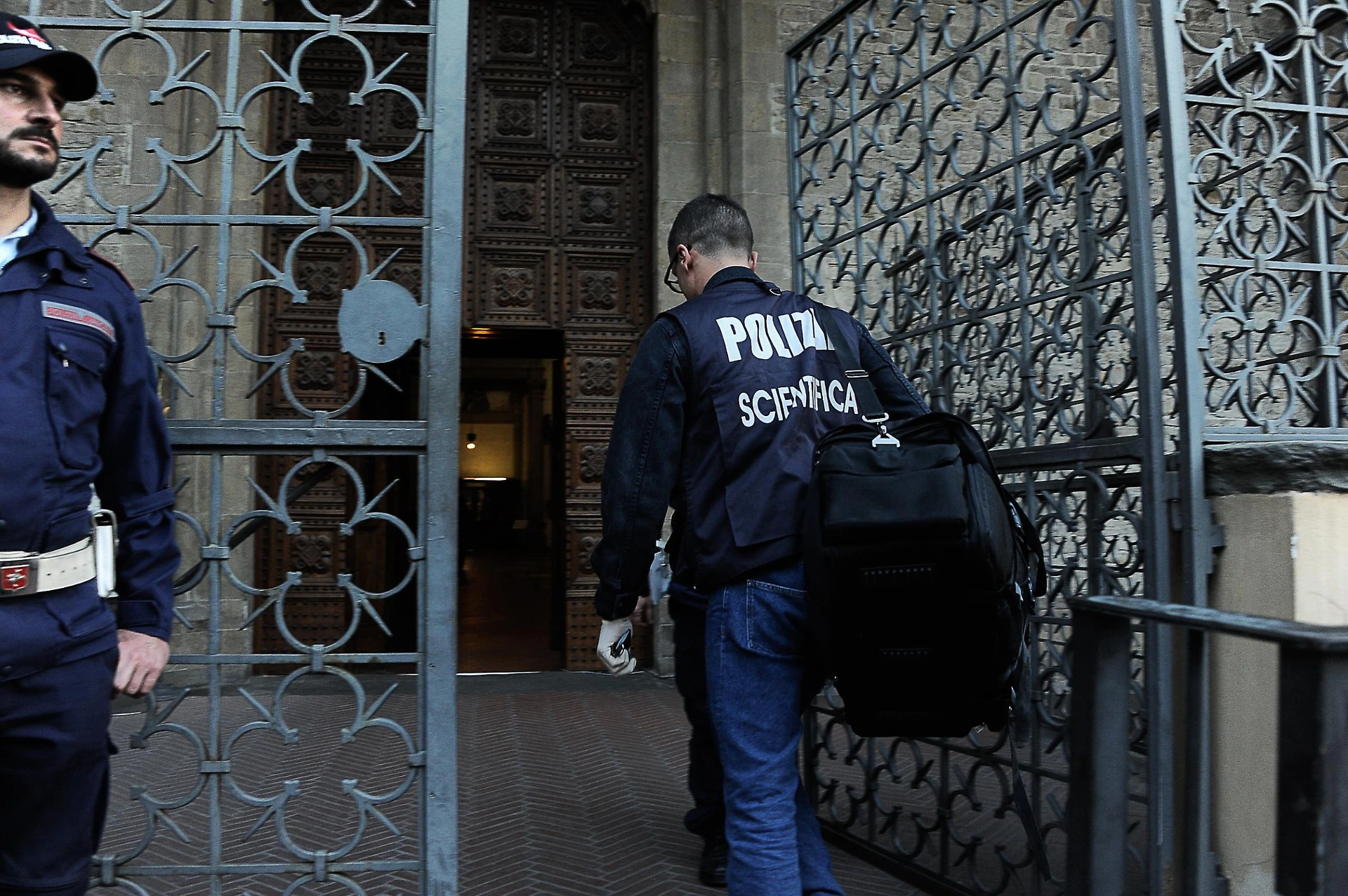 Tragedia a Firenze, turista morto nella basilica di Santa Croce: colpito da un cornicione