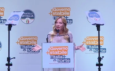Giorgia Meloni fa la storia: l'intervento a Bari per festeggiare il governo più longevo