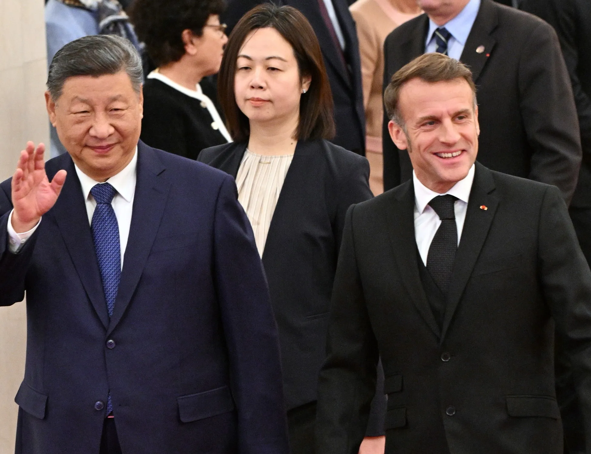Leggi l'articolo: Macron, ecco come si è sottomesso alla Cina