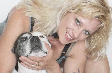 Viky, la escort di Torino: "Mi hanno stuprato a 15 anni, oggi faccio la escort per sfruttare l'escort"