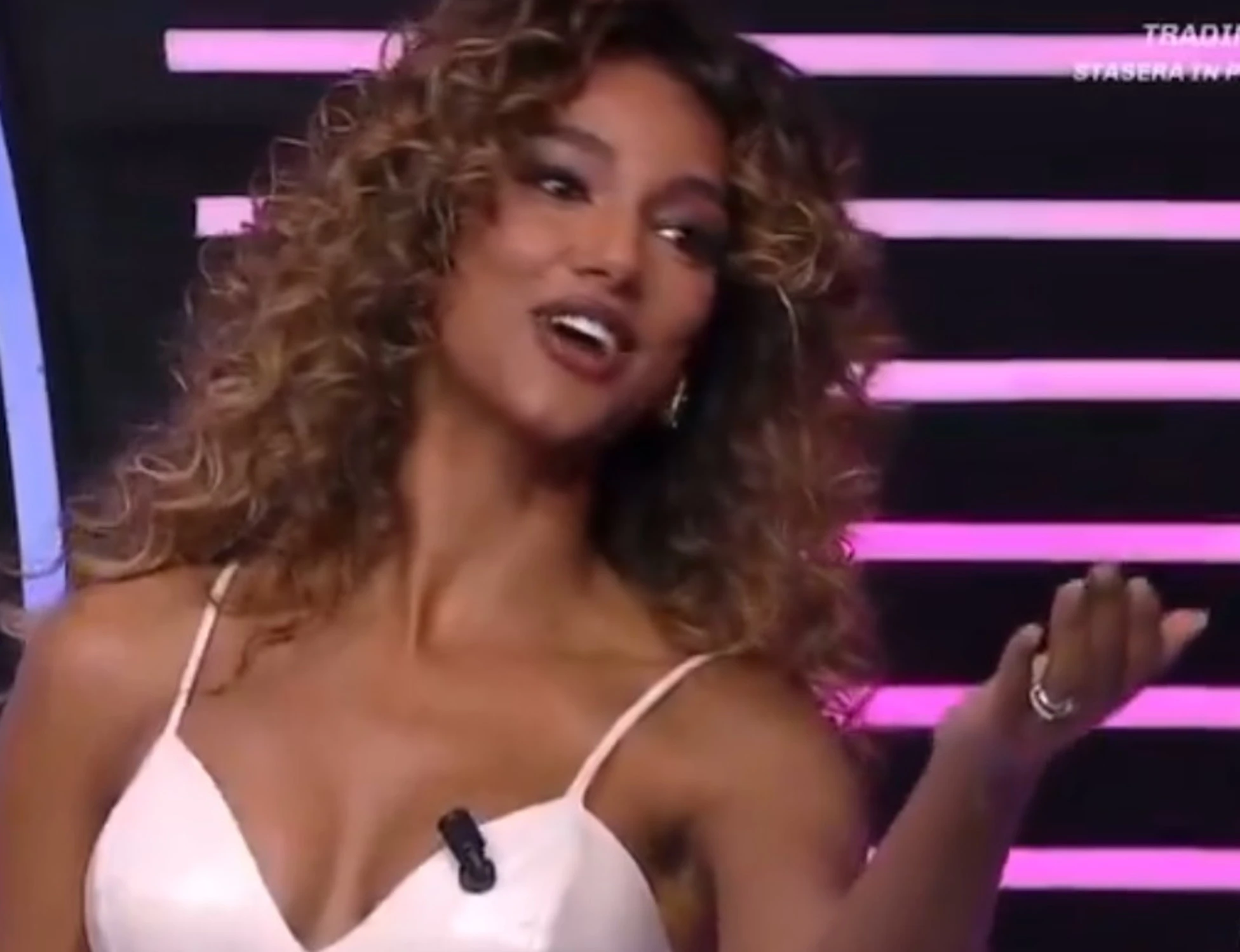 Samira Lui "tutta nuda": le parole di Claudia Gerini diventano un caso