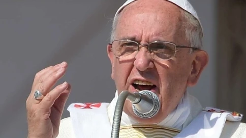 Vaticano, Papa Francesco: "Chi va con le baby squillo è un pedofilo"