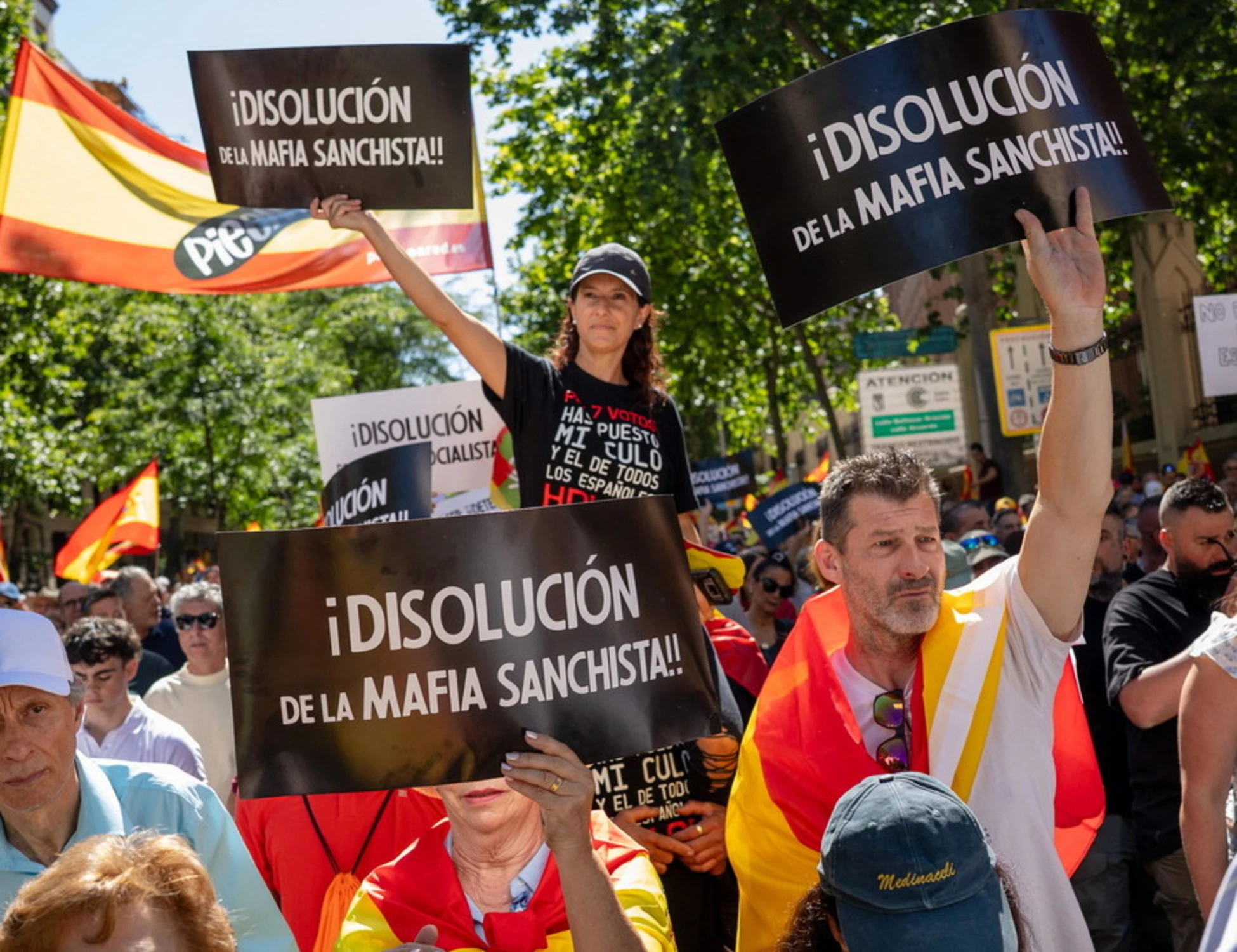 Pedro Sanchez, la rivolta dei 40mila in piazza: "Dimissioni subito", schiaffo spagnolo alla Schlein