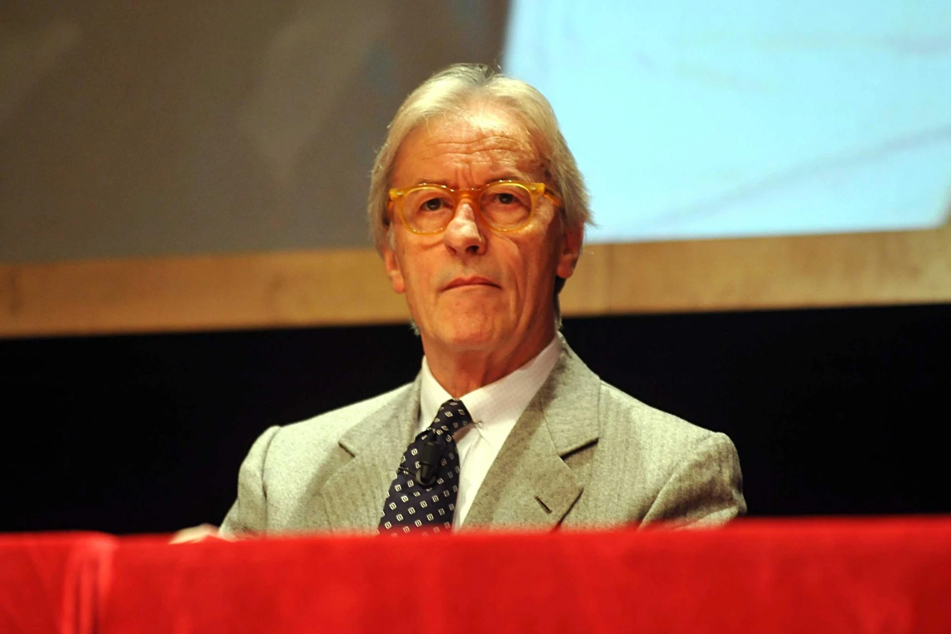 Feltri illuminato: "Ho la prova: Dio esiste". E poi massacra tutti i vescovi: "Quando vi guardate allo specchio..."