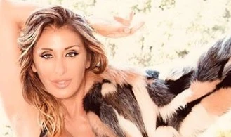Sabrina Salerno a 50 anni, la foto in body nero troppo strizzato che fa impazzire gli animalisti