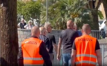 Saluti romani e "bombe" con lo sterco: alta tensione a Dongo. E la Salis infanga il governo