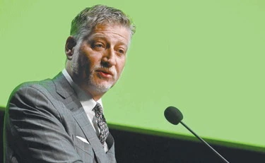 Alessandro Giuli silura il clientelismo? Registi e attori vip lo mettono all'indice