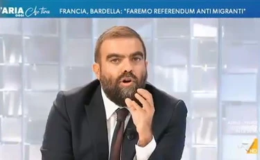 L'aria che tira, Botteri demolisce Grimaldi: "Tu fai politica, la sfida è tua"