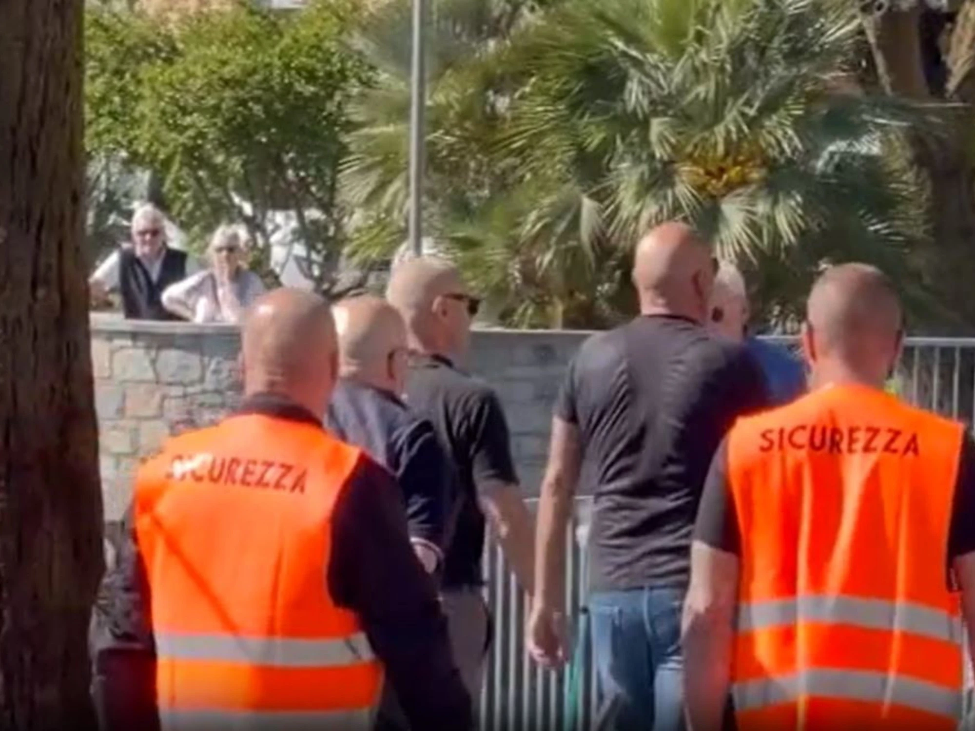 Saluti romani e "bombe" con lo sterco: alta tensione a Dongo. E la Salis infanga il governo