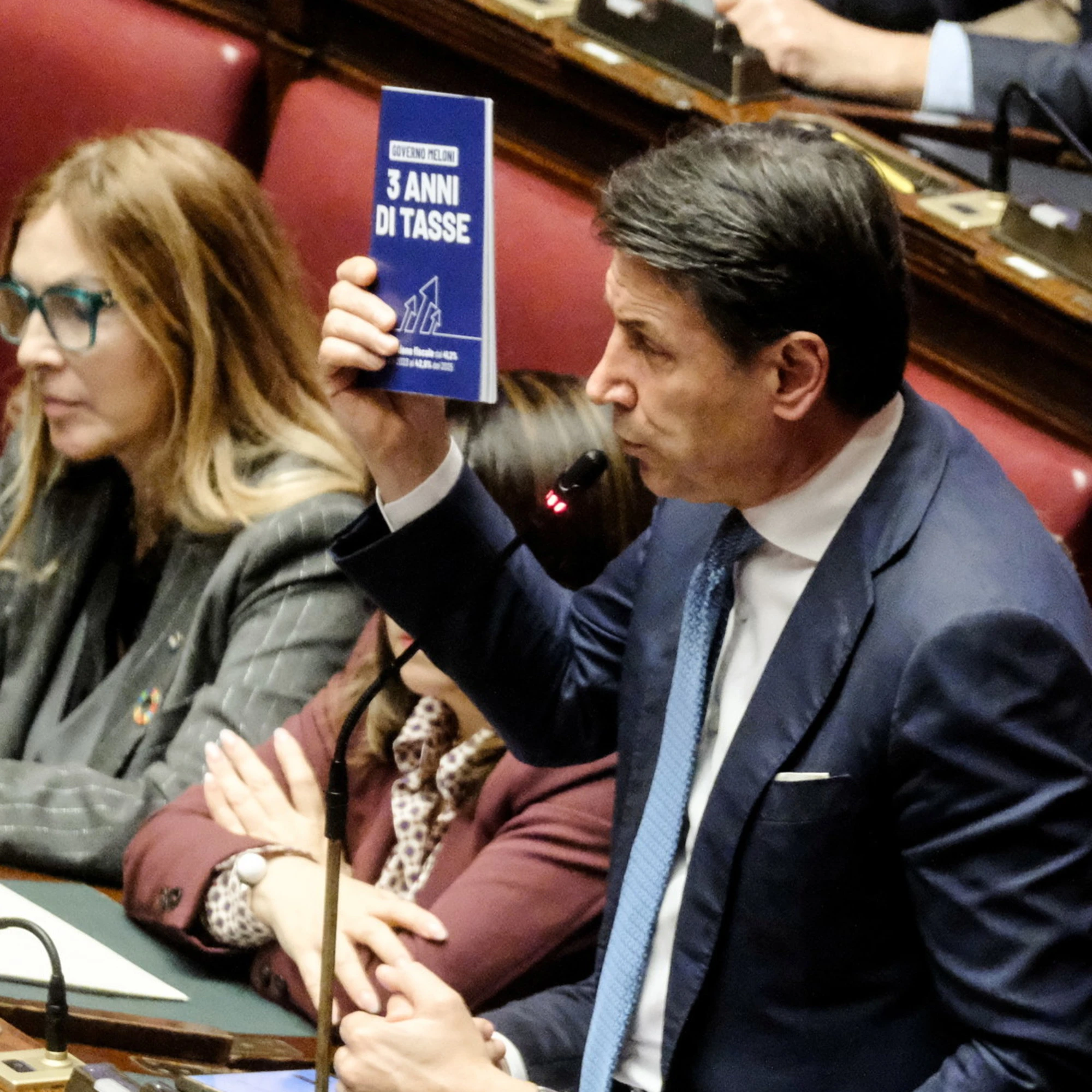 Il colpo di teatro di Conte per rubare la scena a Schlein
