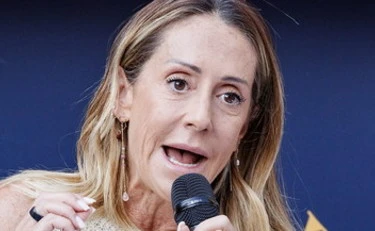 Arianna Meloni lancia Acquaroli: "Mani pulite e scarpe sporche di fango", bordata al Pd