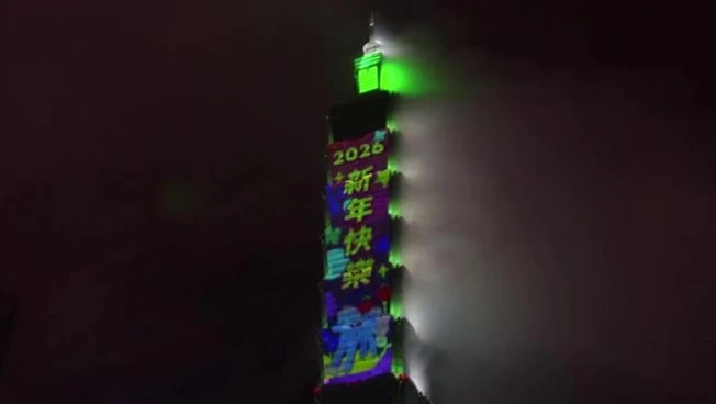 Capodanno a Taiwan: fuochi d'artificio dal grattacielo Taipei 101
