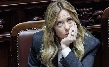Giorgia Meloni, bordata ungherese: "Perché questa sinistra mi fa sorridere"