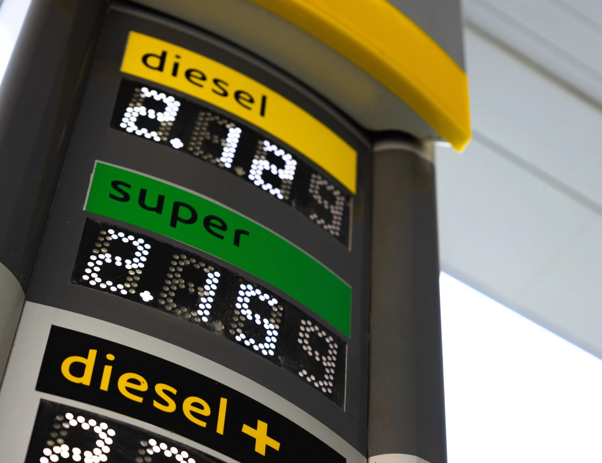 Ecco perché il prezzo del greggio prima sale e poi scende