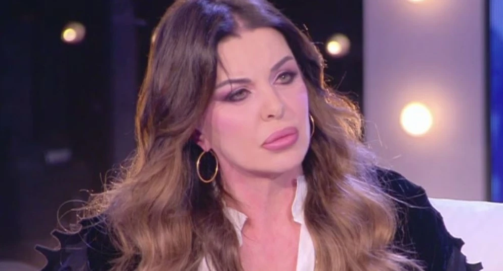 Domenica Live, Alba Parietti e il dramma privato: "Problemi psichici e rischio lobotomia, il male di mamma"