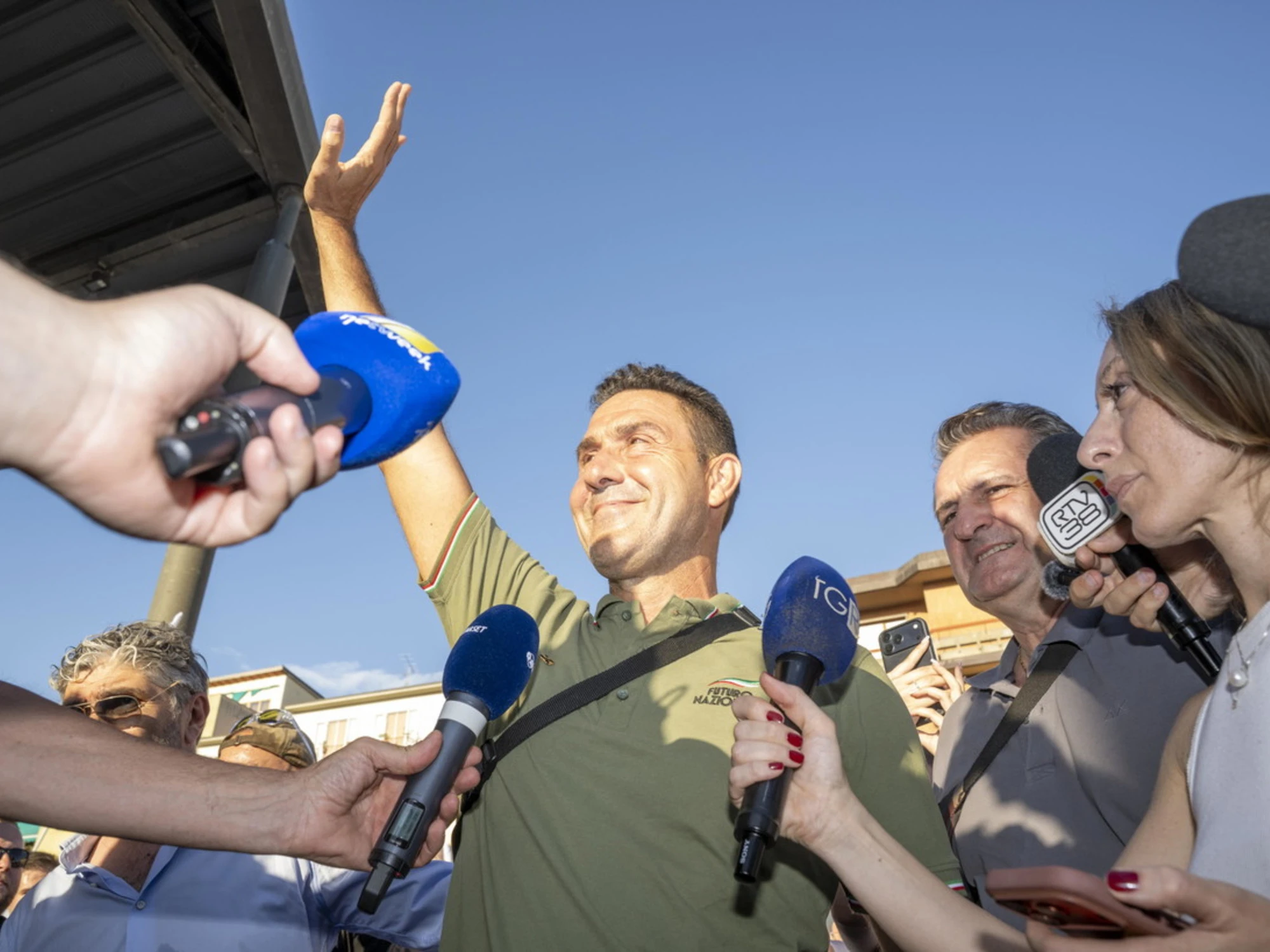 "Serva", gli "amici" di Vannacci ora insultano Meloni: scoppia il caso