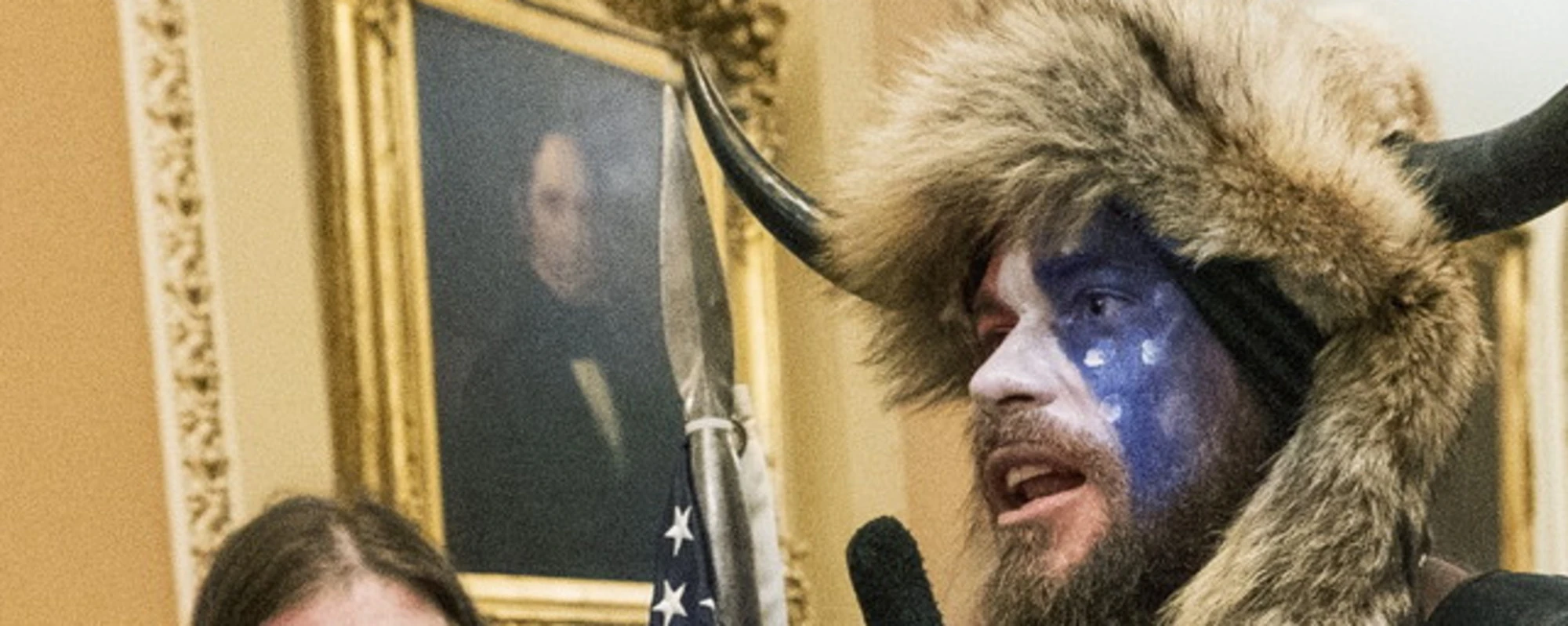 Lo &quot;sciamano&quot; insulta <br />e scarica Trump: <br />clamoroso negli Usa