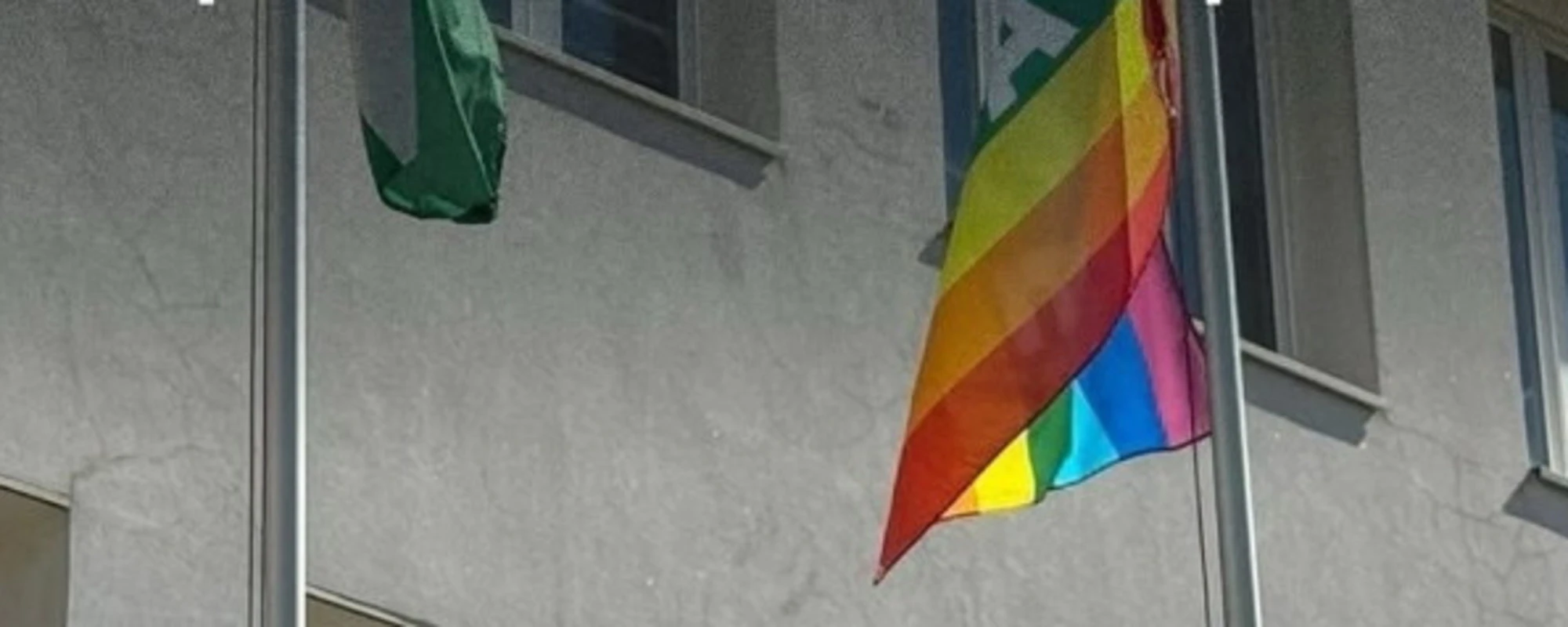 Sfregio al Tricolore: il caso arriva a Palazzo Chigi <span style="color: rgb(153, 0, 0);">Foto</span>
