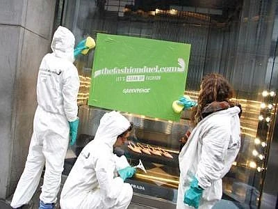 La sfida di Greenpeace alle case dell'alta moda arriva a New York