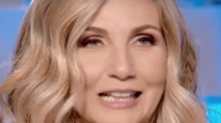 Verissimo, Lorella Cuccarini chiarisce: "Io ho pugnalato un collega a La Vita in Diretta? No, ecco com'è andata"