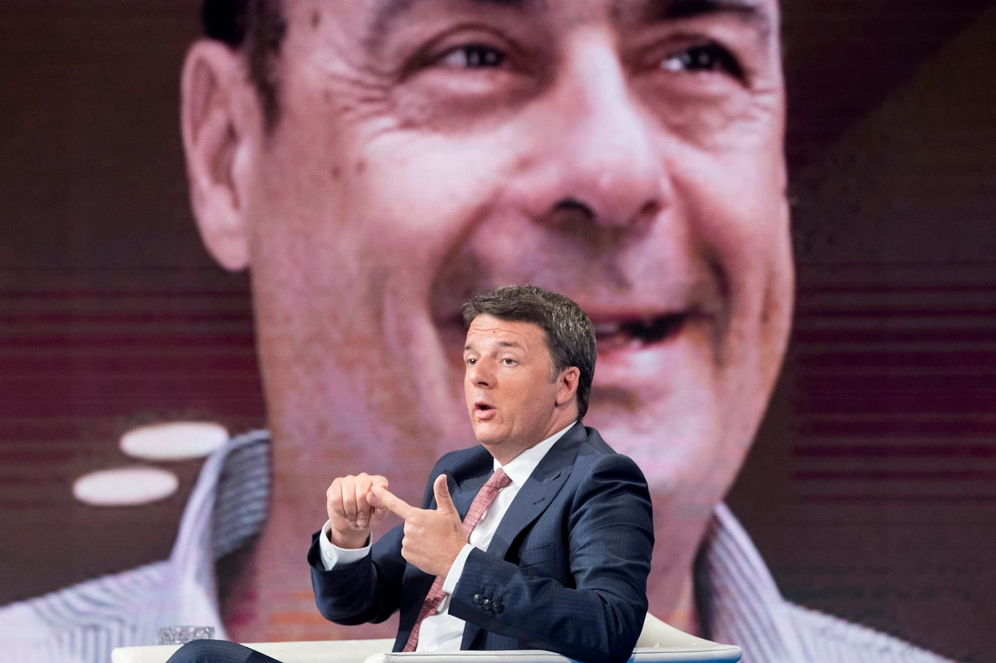 Matteo Renzi, una clamorosa questione di soldi: quanti ne guadagna chi passa dal Pd a Italia Viva